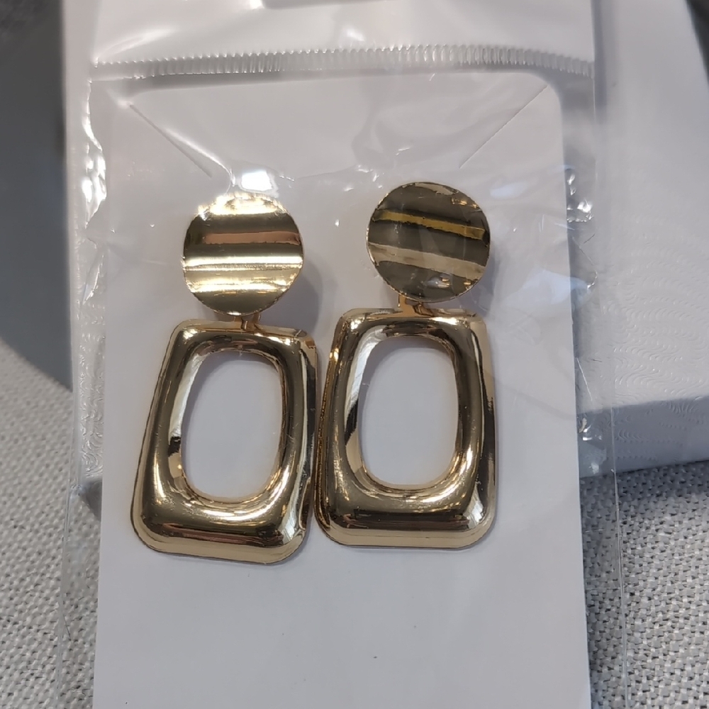 Elegant Gold Geometric Earrings